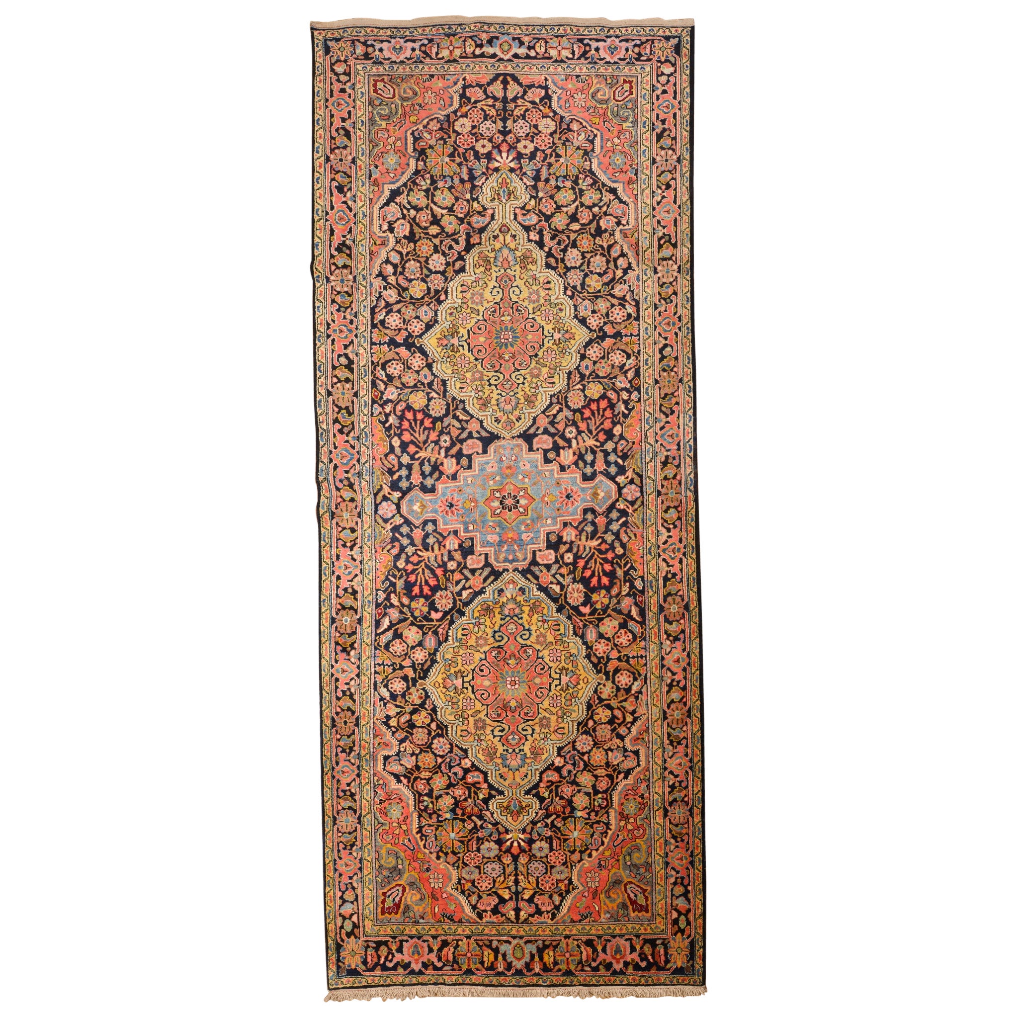 Tapis arménien ancien long en vente