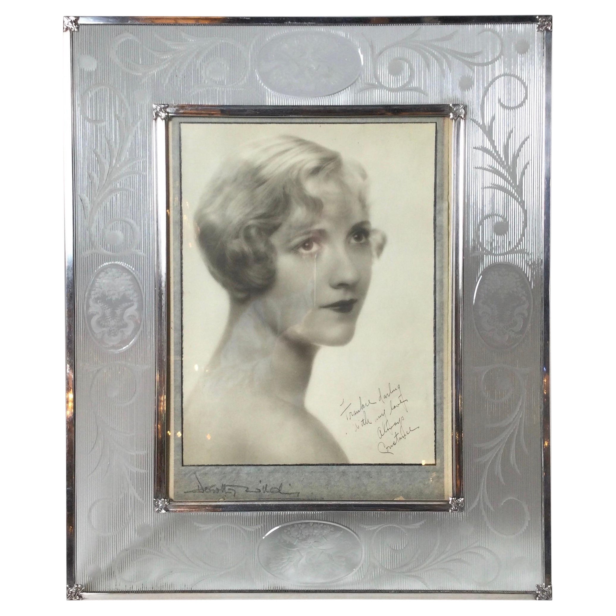 Grand cadre photo en argent sterling et verre gravé Hawkes en vente