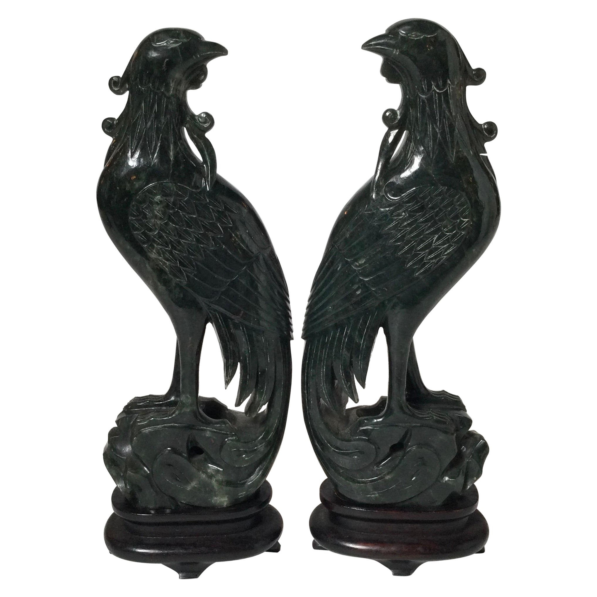 Paire de figurines d'oiseaux phénix en jade épinard sculptées à la main avec supports en bois
