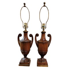 Lampade da tavolo a urna in mogano massiccio in stile Chippendale