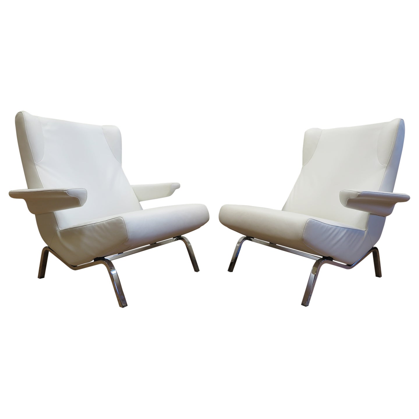 Pierre Paulin Archi chairs for Linge Roset. Very comfortable lounge style chairs perfect for spending time with a good book or movie. They have a large seating area with room to move around. Arm rests add an ideal place to lean on or rest your arms.