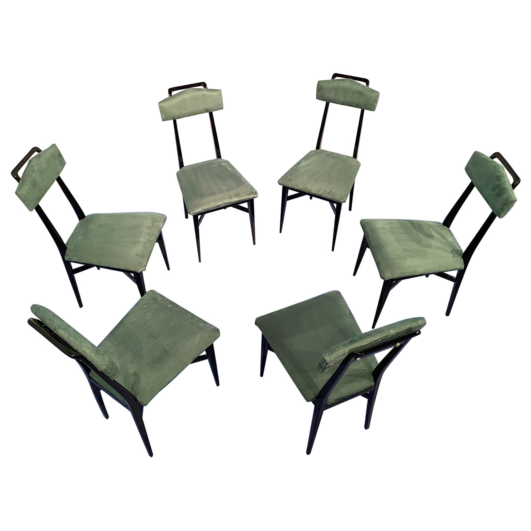 Des lignes élégantes et des structures solides pour cet étonnant ensemble de six chaises de salle à manger, récemment restaurées. La structure est faite de noyer laqué noir. Ils ont été retapissés dans un tissu microfibre de couleur verte résistant