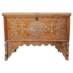 Ancienne commode de mariage syrienne du 19ème siècle avec incrustation de nacre