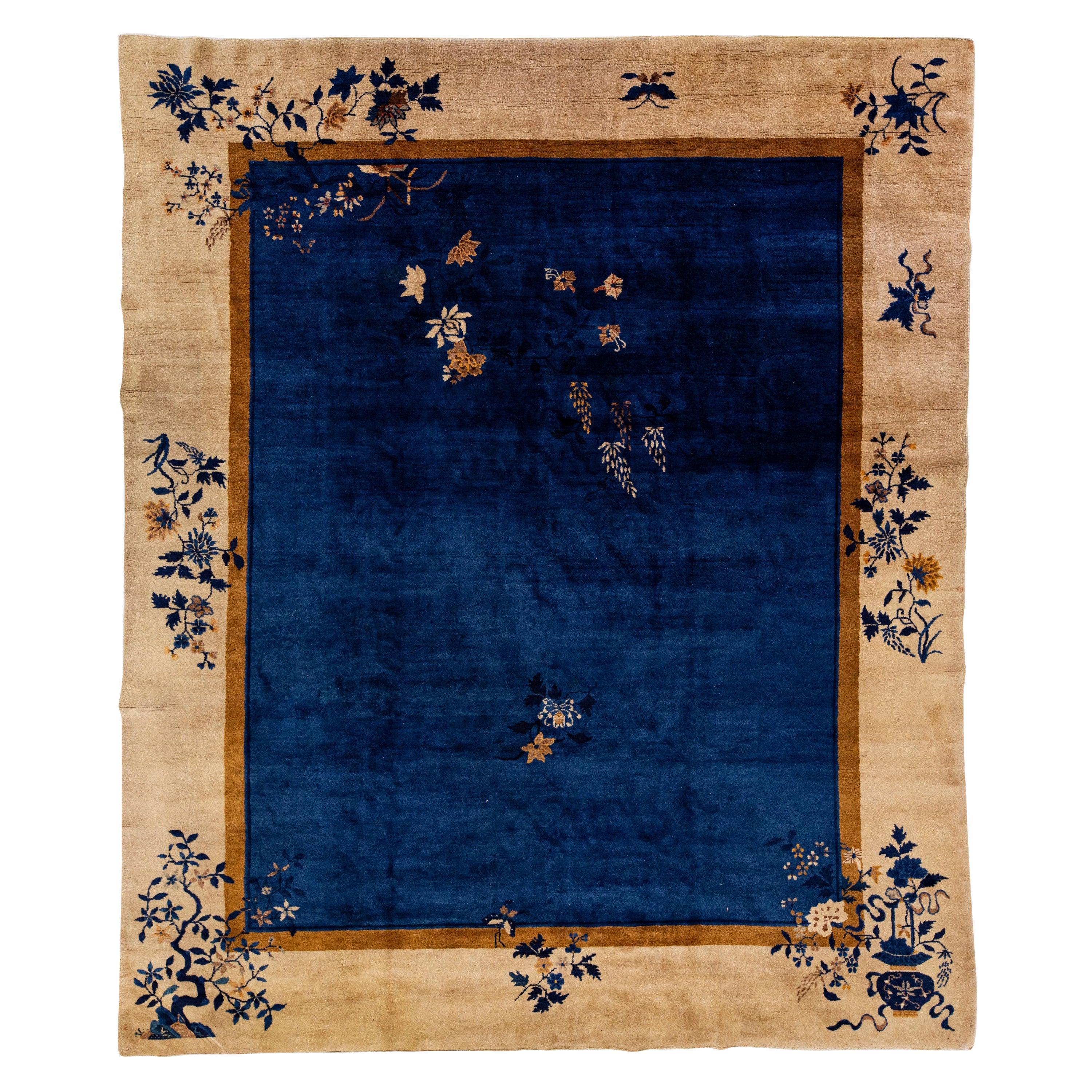 Antiker, handgefertigter, beigefarbener und blauer, chinesischer Wollteppich im Art déco-Stil mit Blumenmuster