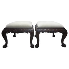 Paire de grands bancs anciens de style Régence anglaise avec pieds en forme de dauphin