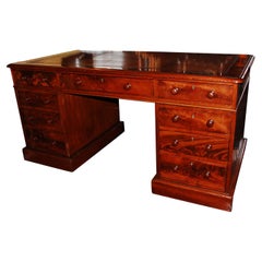 English Mid 19th Century Pedestal Desk in Mahogany with Leather Writing Surface