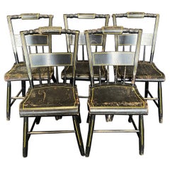 Ensemble de cinq chaises de salle à manger du 19ème siècle à assise en planches avec peinture noire originale