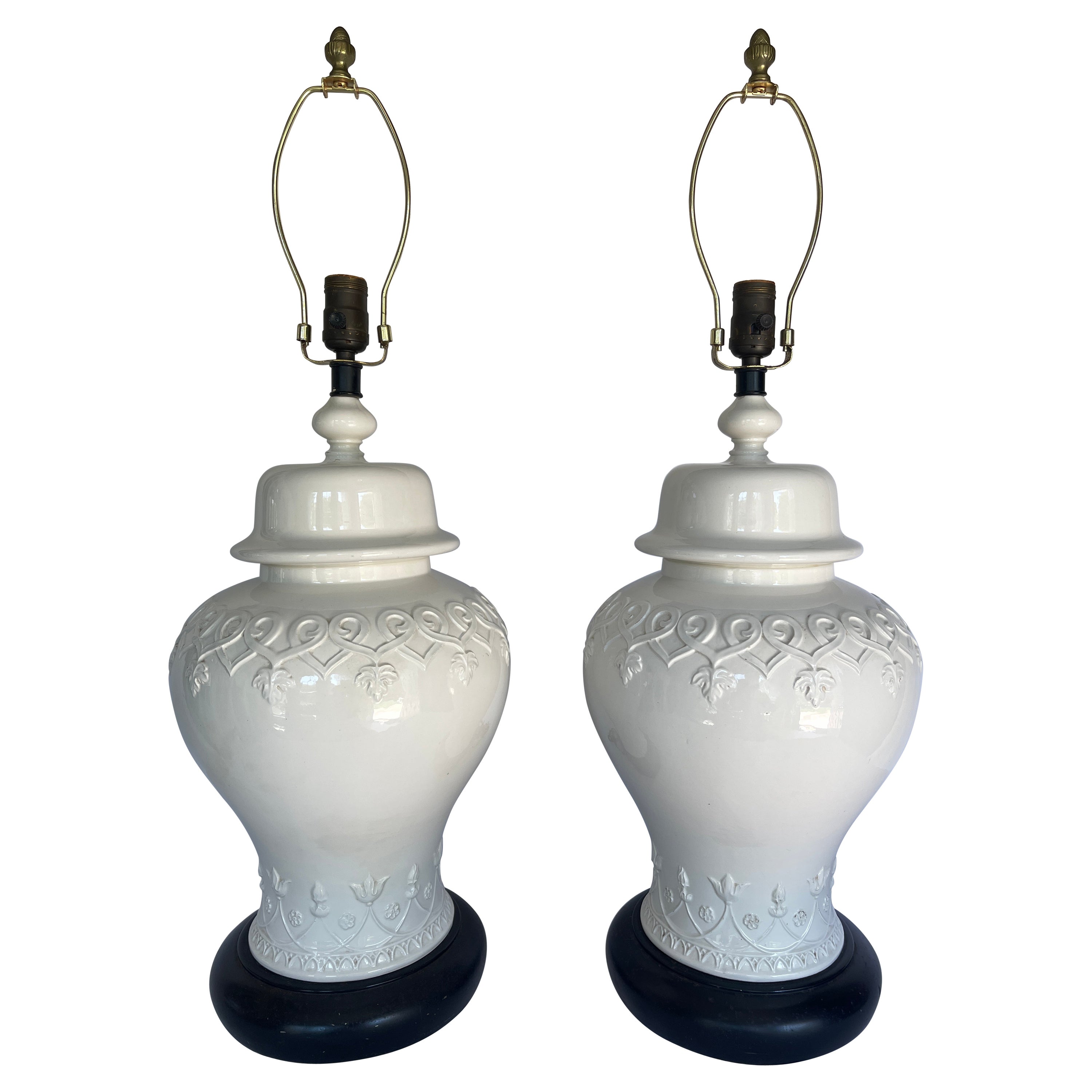 Grande paire de lampes chinoiseries italiennes en céramique Blanc De Chine à jarre à gingembre