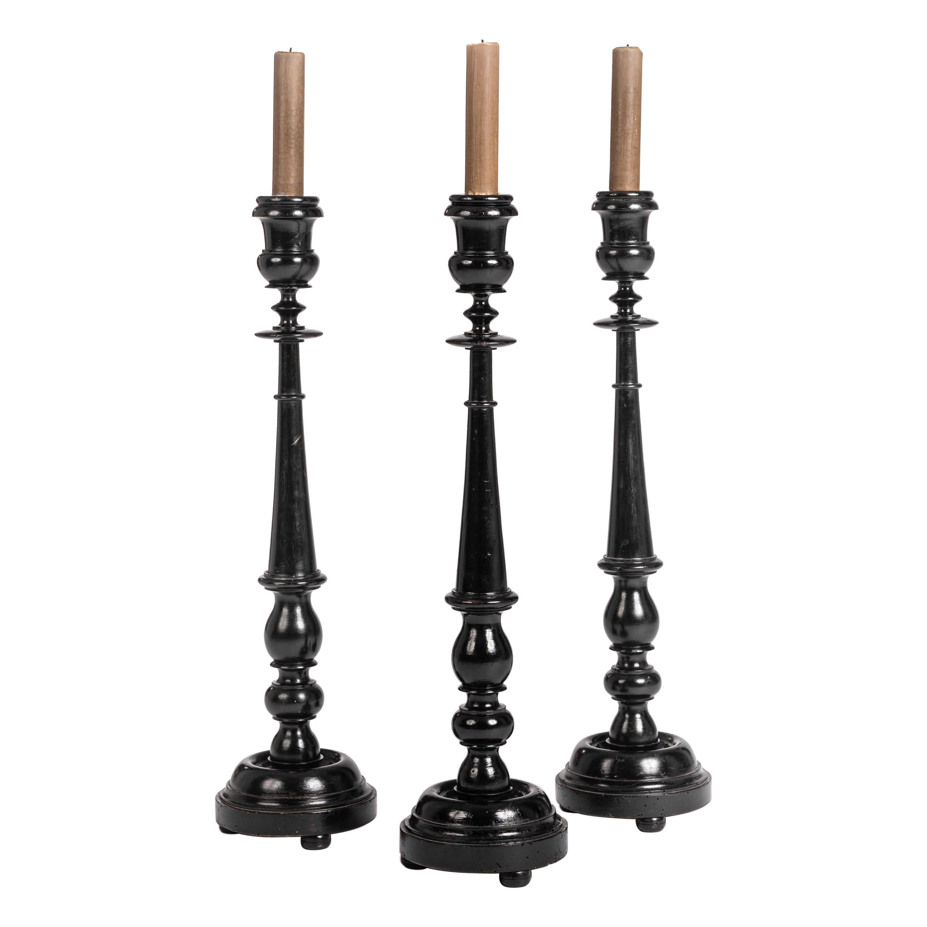 Satz von 3 hohen schwarz ebonisiert geschnitzt Französisch Napoleon III Kerzenständer 1860s im Angebot
