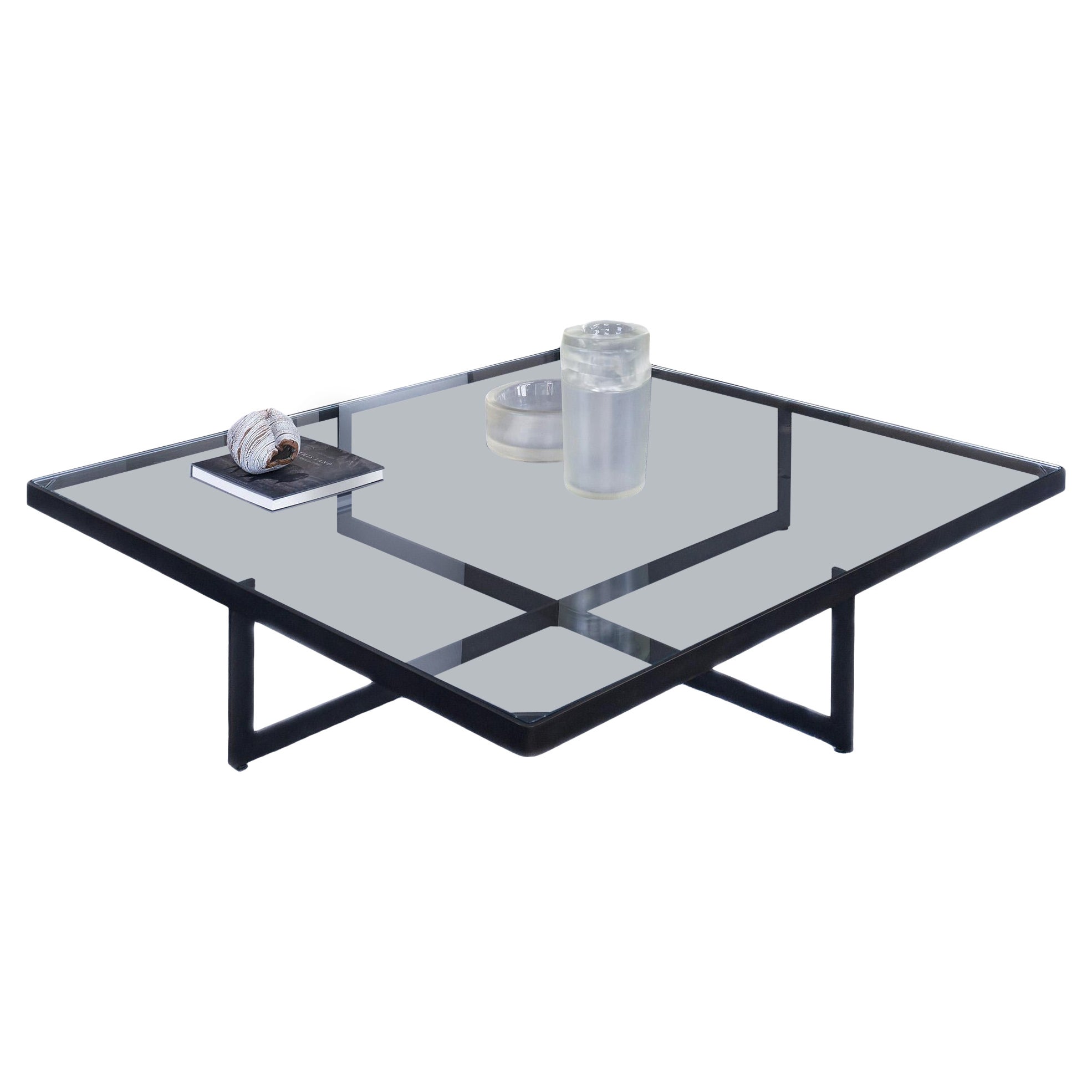 Table basse carrée moderne à plateau en verre avec base en croix en acier noirci