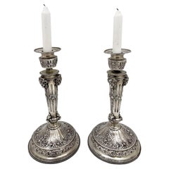 Coppia di candelieri continentali in argento cesellato del XIX secolo con testa di ariete