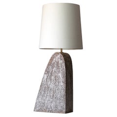 Alta Lampe – zeitgenössische handgefertigte Keramik-Tisch-Leuchte, mattweiß