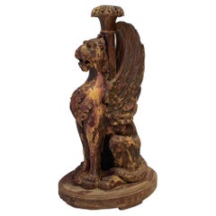 19ème siècle. Porte-bougies de style néo-classique sculpté et doré en forme de bougeoir en forme de griffon