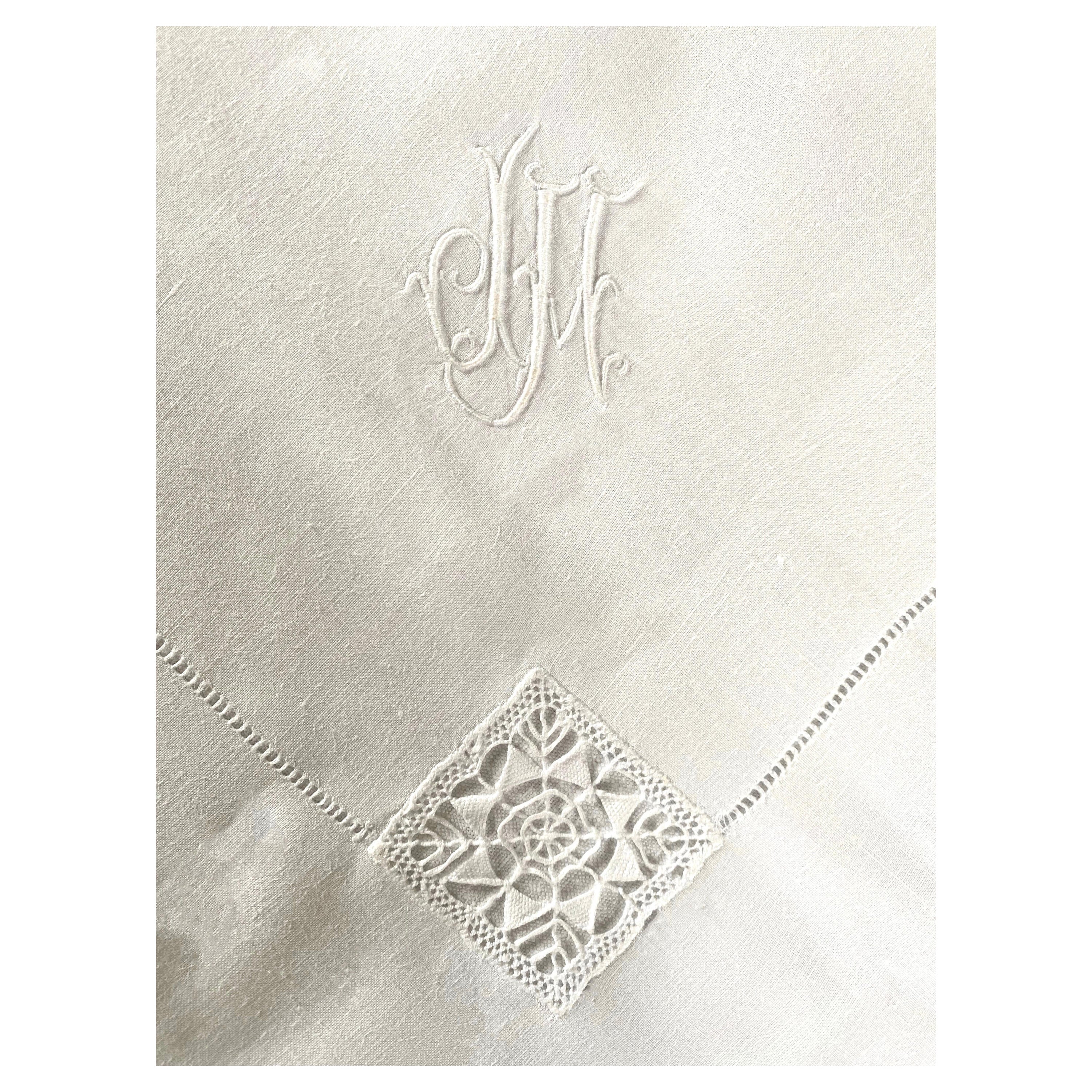 Nice set of table linens dating from the end of the 19th or the beginning of the 20th century. It consists of a large tablecloth and its 16 napkins. This service therefore makes it possible to set a magnificent table for 16 people.
The set bears the