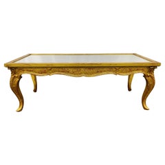 Petite table basse de style Hollywood Regency, base en bois doré, plateau en miroir vieilli