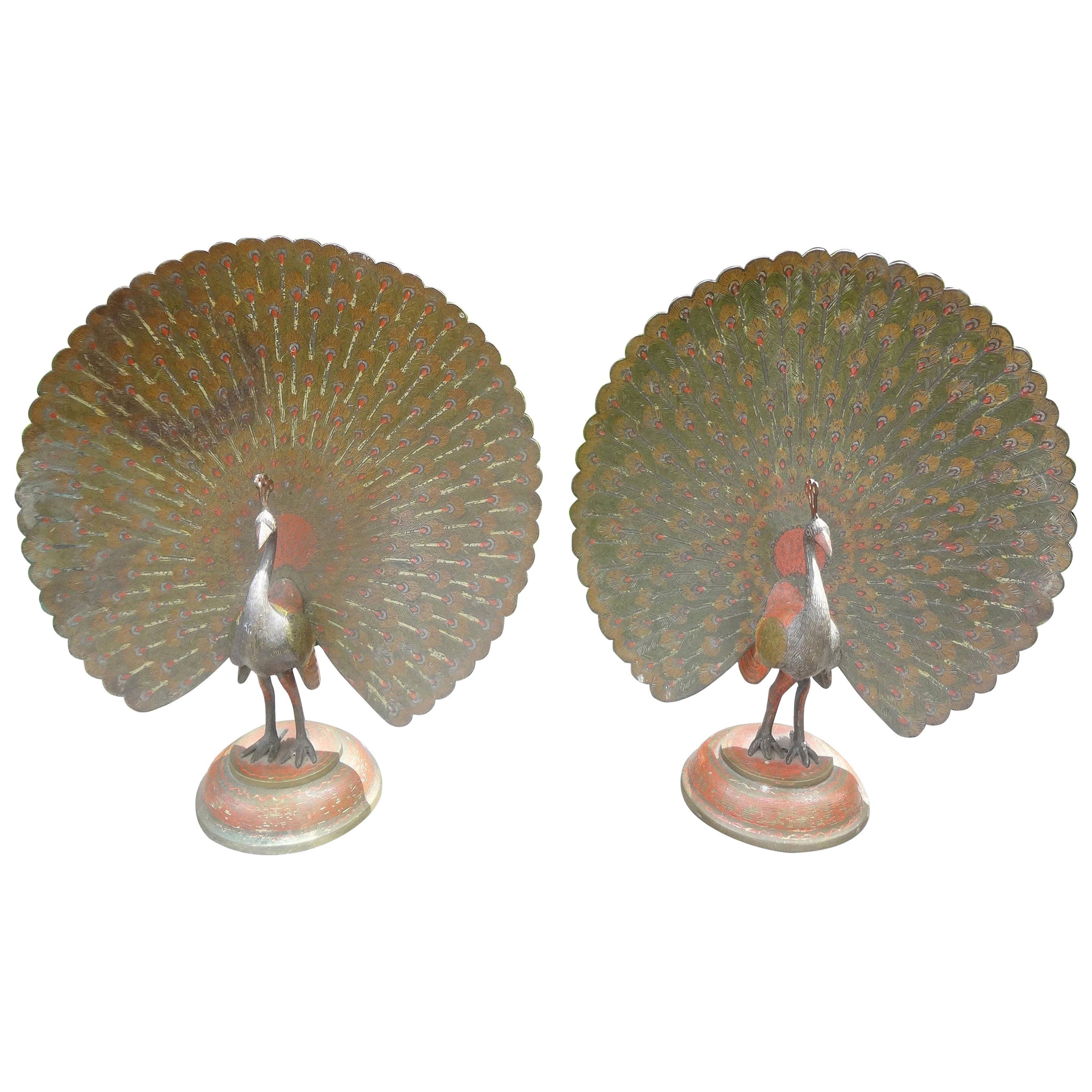 Coppia di antiche figure di pavone anglo-indiane in ottone inciso e policromo