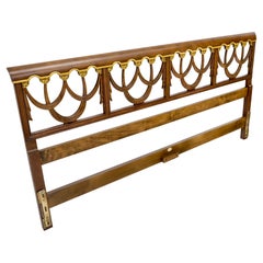 Tête de lit King Size sculptée de style Hollywood Regency avec accents dorés et dorés par Baker