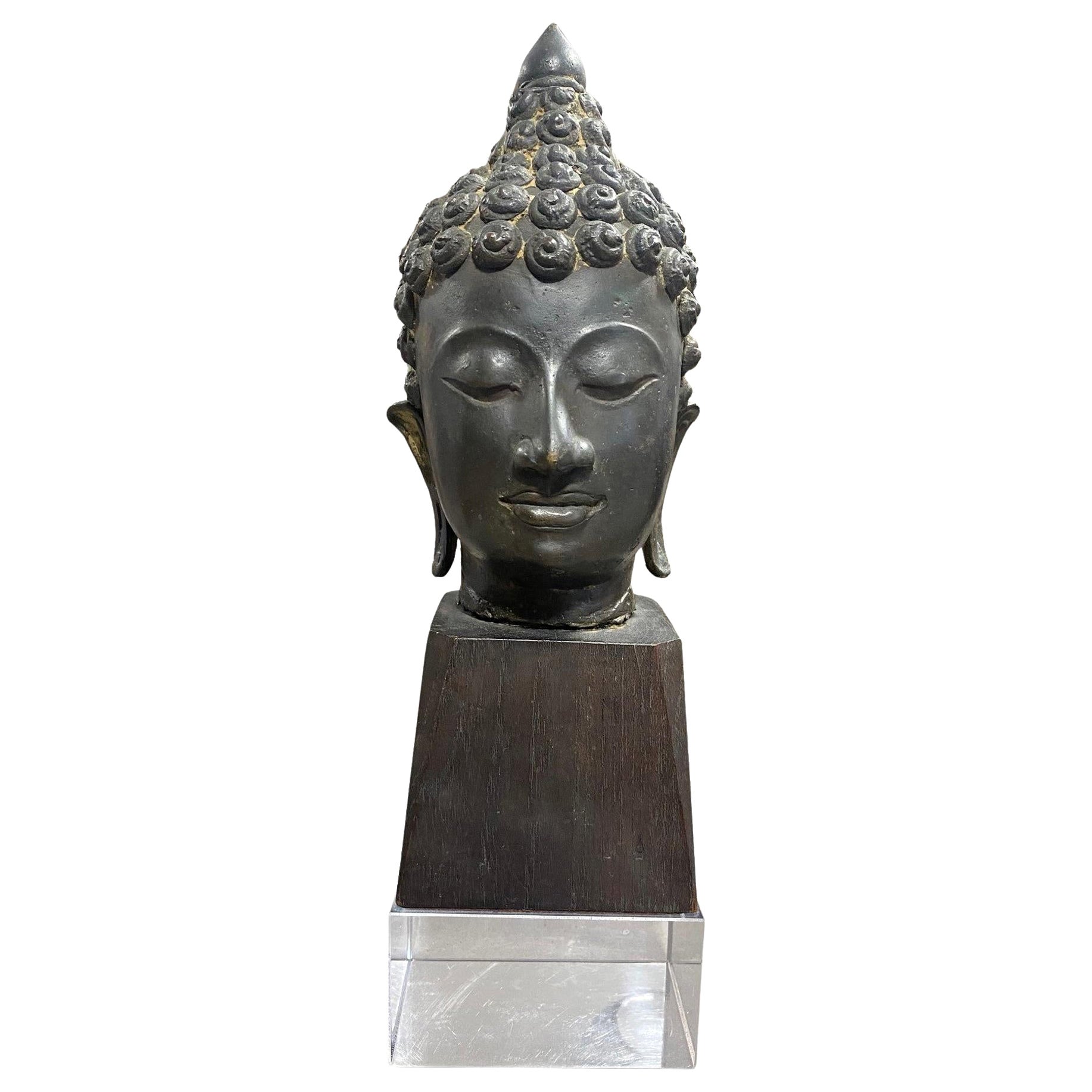 Support en bois personnalisé avec fragment de tête de Bouddha en bronze de temple thaïlandais Siam en vente