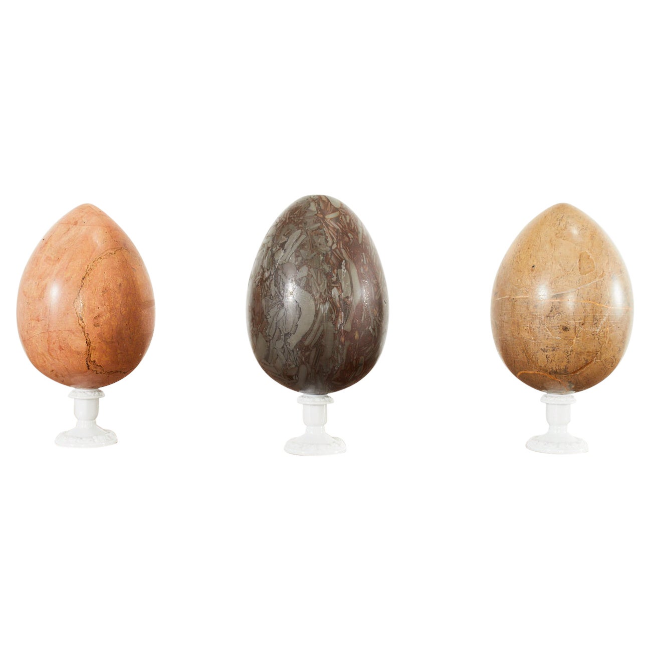 Ensemble de trois grands œufs italiens en marbre