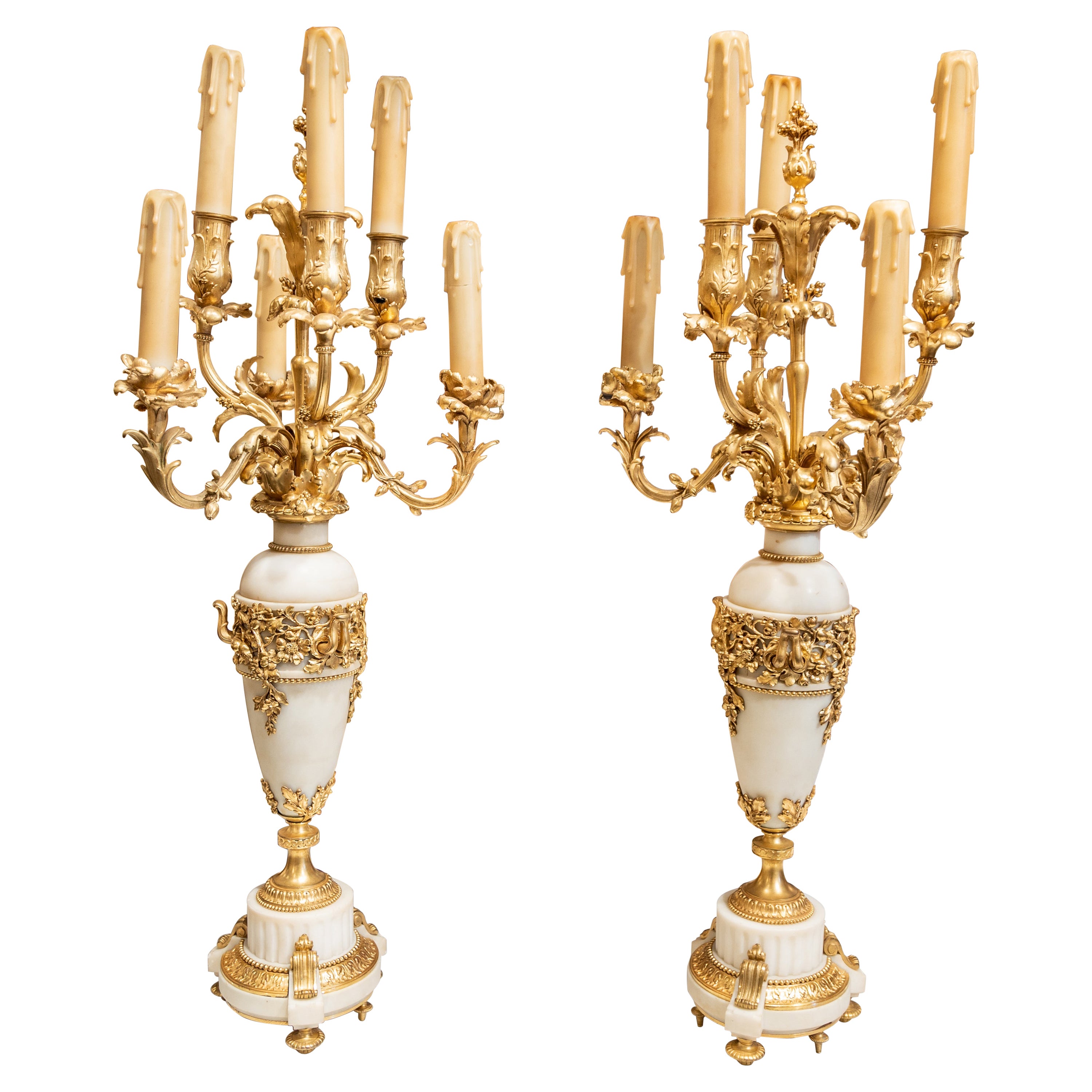 Très paire de grands candélabres Carrera en marbre et bronze doré