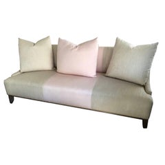 Maßgefertigtes Fashionista-Sofa aus beigefarbenem Leinen und rosa Leinen mit passenden Kissen
