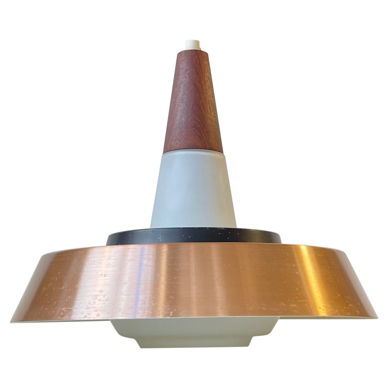 Lampe à suspension moderne scandinave en verre opalin, teck et cuivre d'Ernest Voss en vente