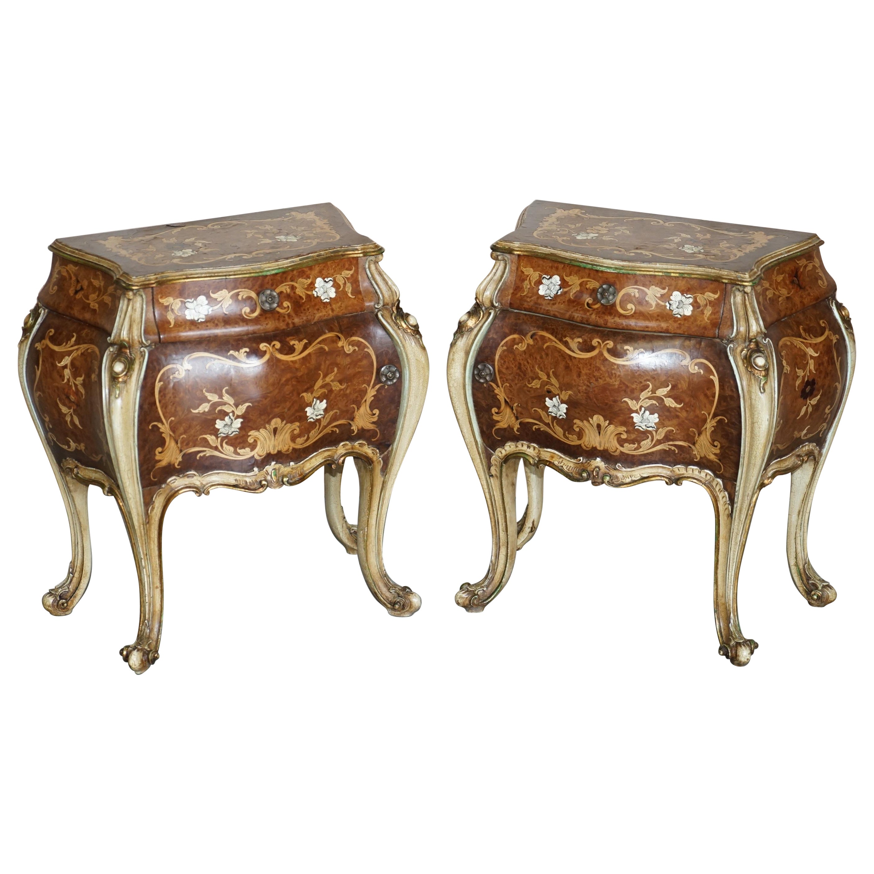 Paire de commodes bombées de chevet en marqueterie de noyer et marbre incrusté