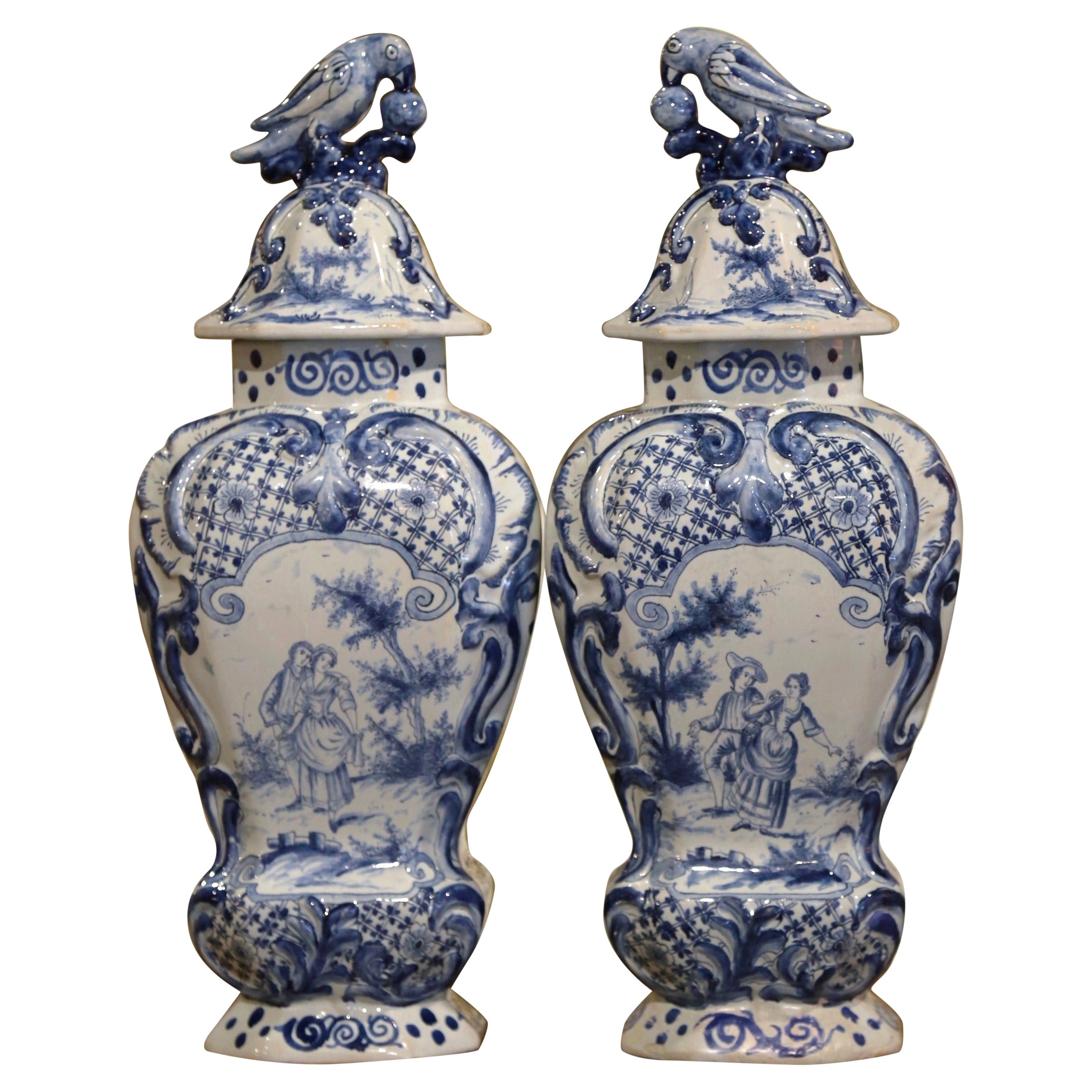 Paire de vases français du 19ème siècle en faïence de Delft bleue et blanche avec couvercles en forme de perroquet