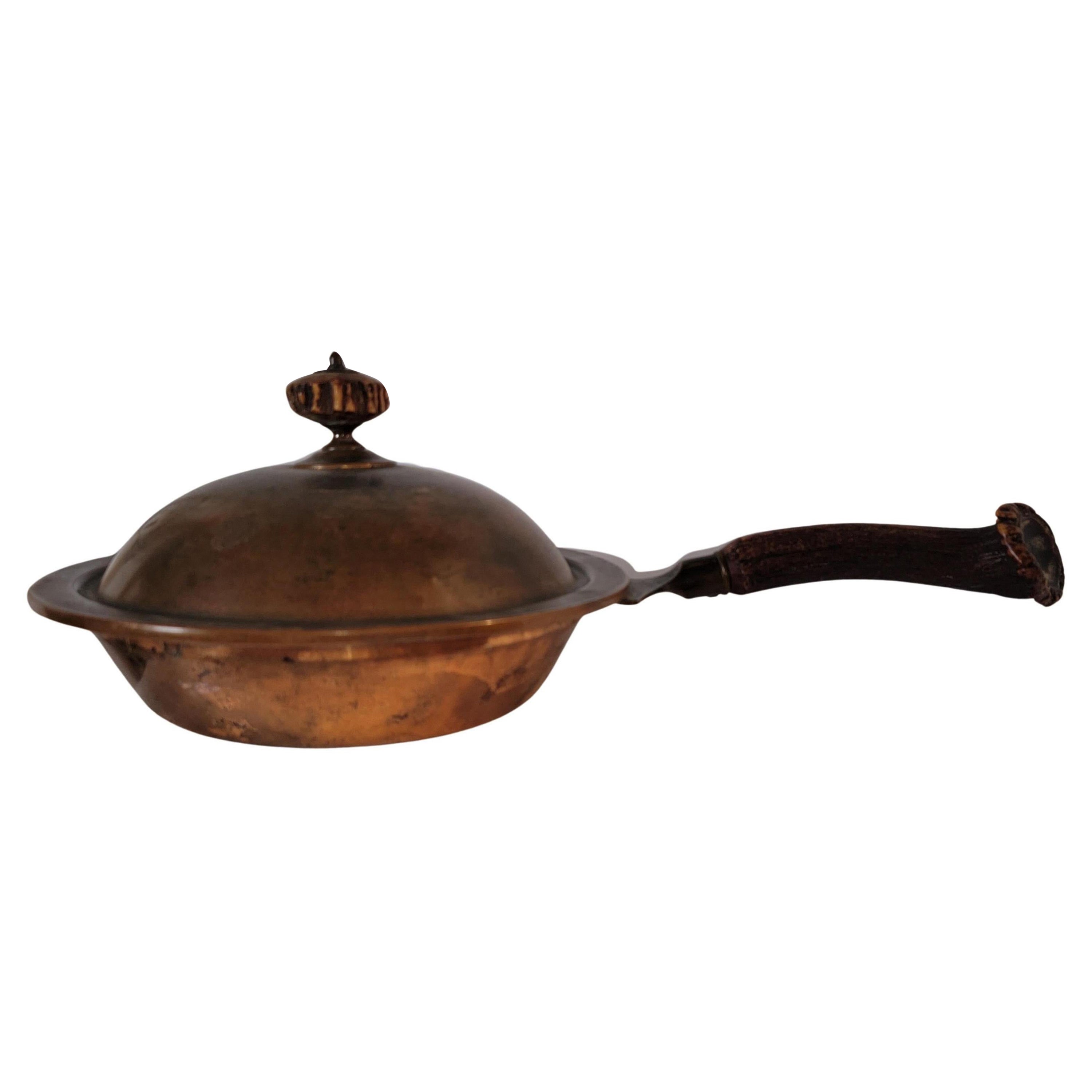 Poêle à frire en cuivre antique avec poignées en bois de cerf en vente