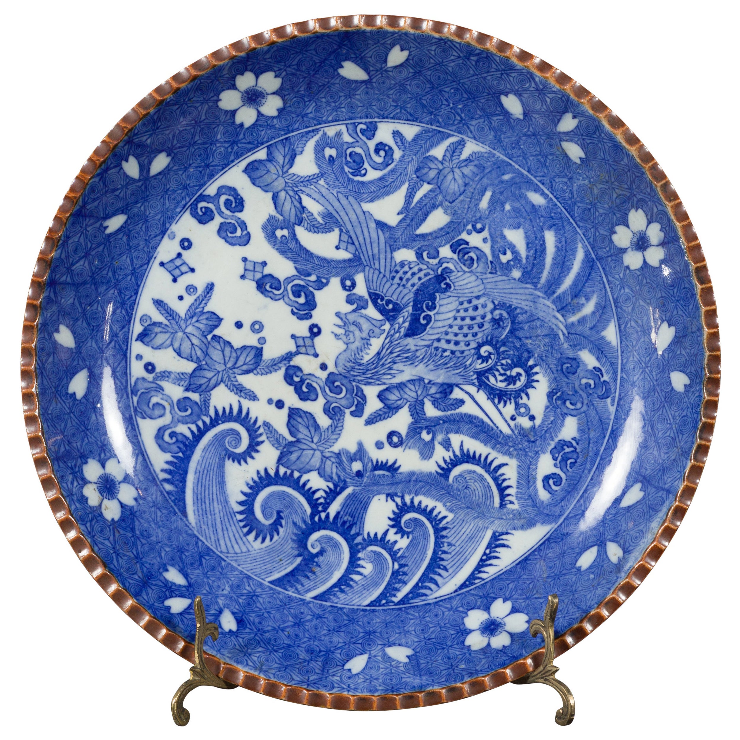 Assiette de service en porcelaine japonaise Igezara de la période Meiji avec motifs de phénix et de feuillage