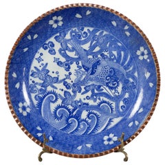Piatto in ceramica Igezara del periodo Meiji con motivi di fenice e fogliame