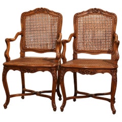 Paar französische Louis XV-Sessel aus geschnitztem Nussbaum und Schilfrohr aus dem frühen 20. Jahrhundert