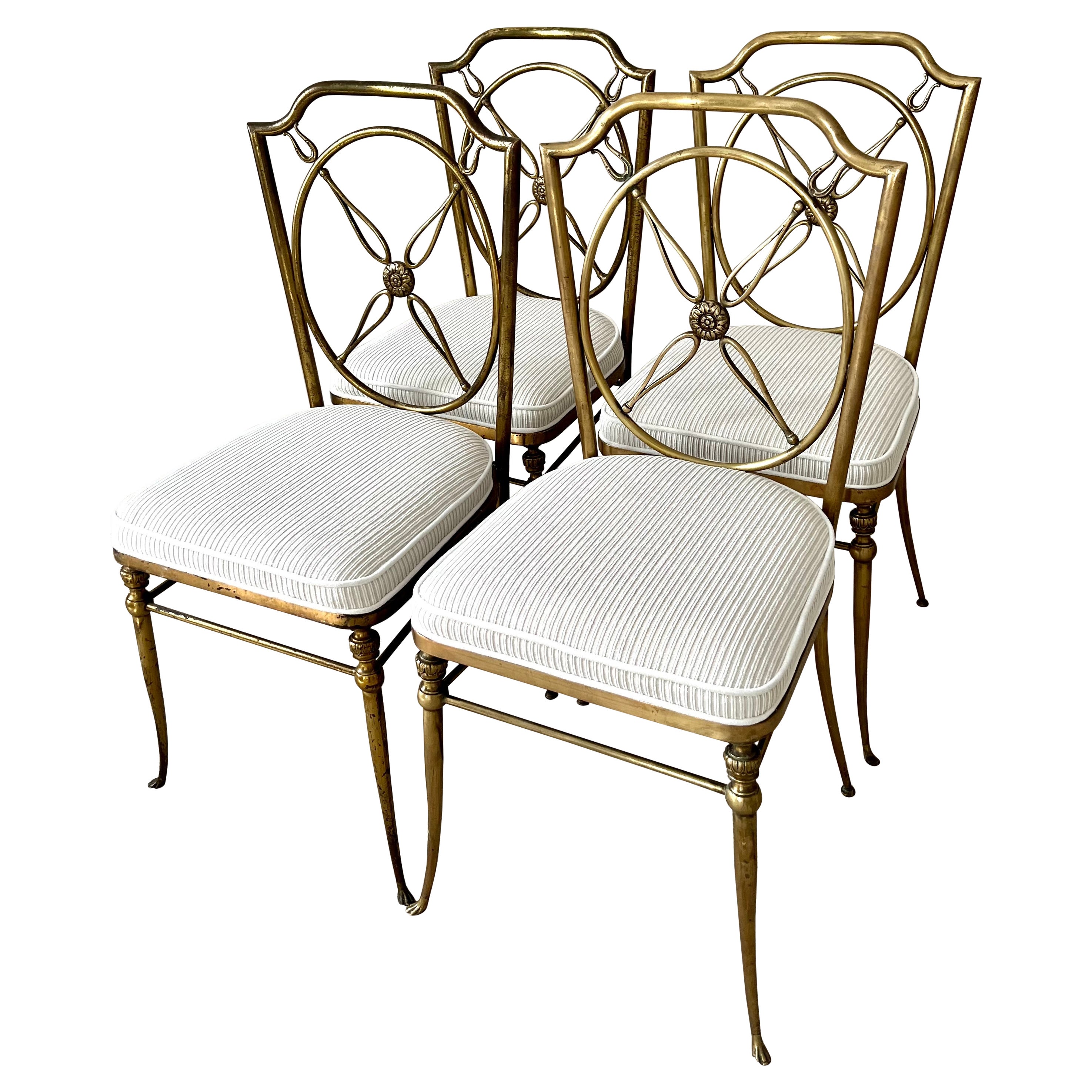 Ensemble de quatre chaises en laiton de style Gio Ponti avec dossier en forme de boussole en vente