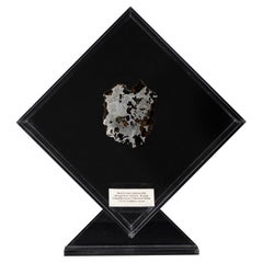 Original-Design, Seymchan mit Olivine Meteorit in einer Acryl-Ausstellung