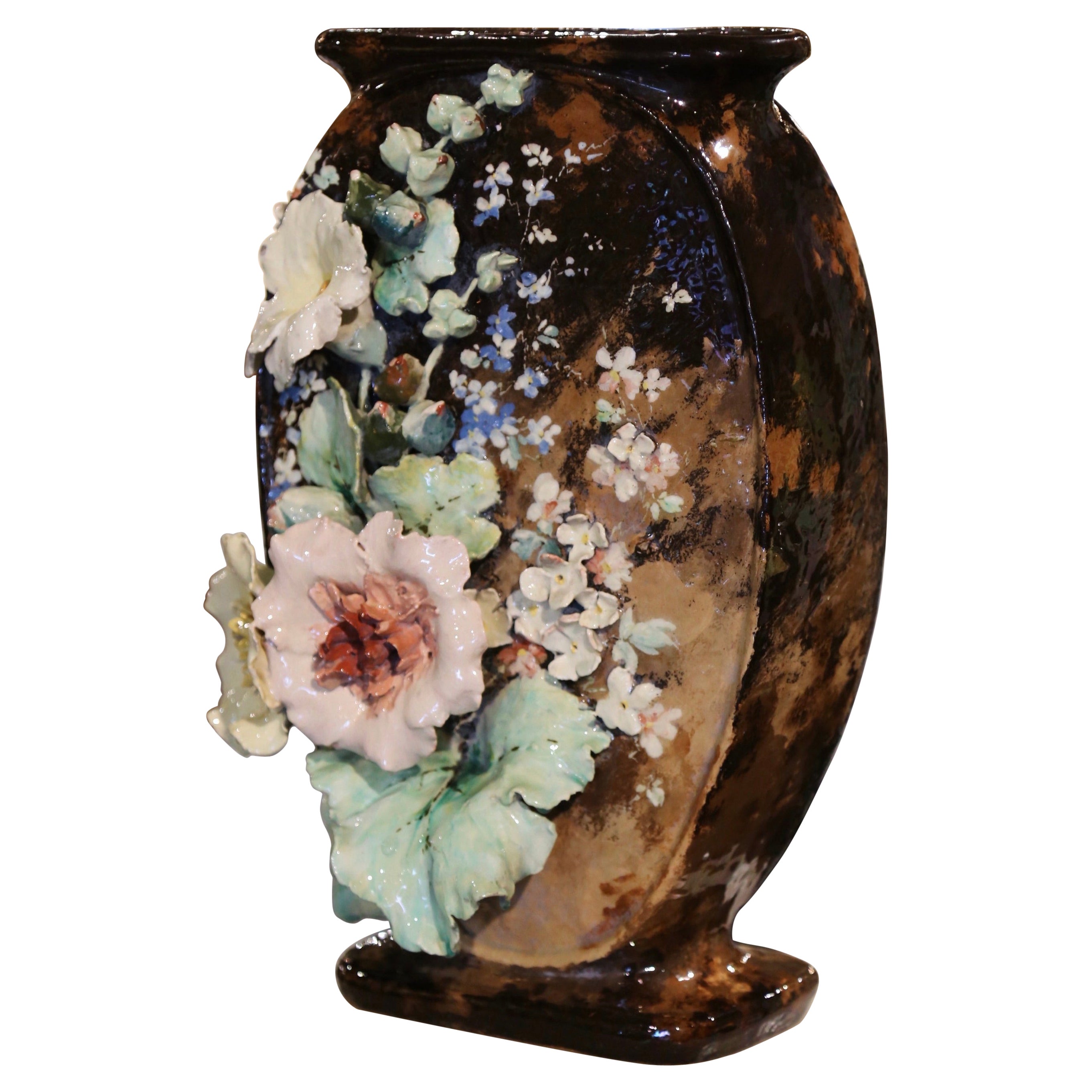 Vase floral en faïence de Barbotine peint à la main à Montigny, France, 19e siècle 