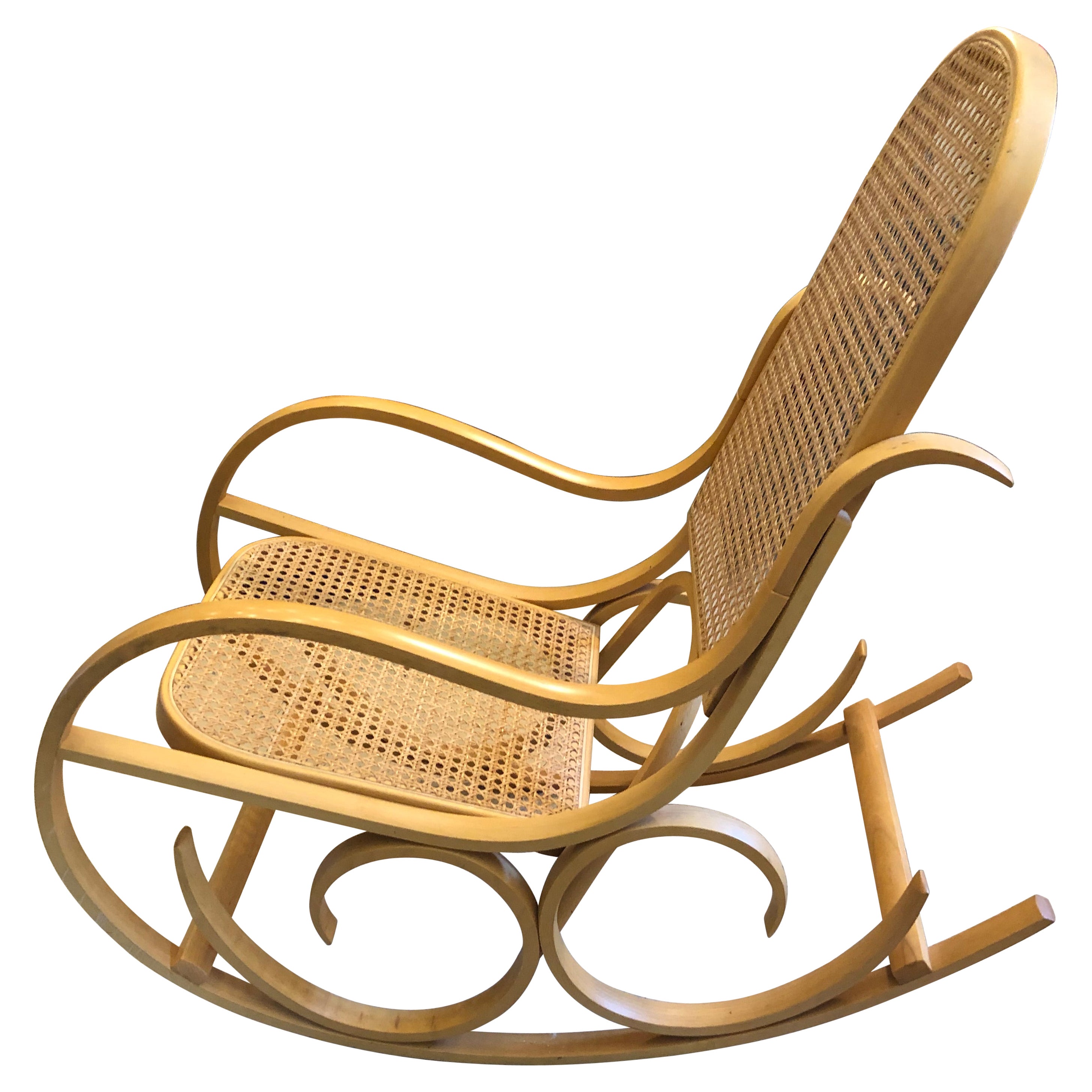 Chaise à bascule classique de style Thonet en bois courbé blond et cannage