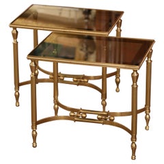 Paire de tables d'appoint en laiton et verre de la Maison Bagus, datant du milieu du siècle dernier