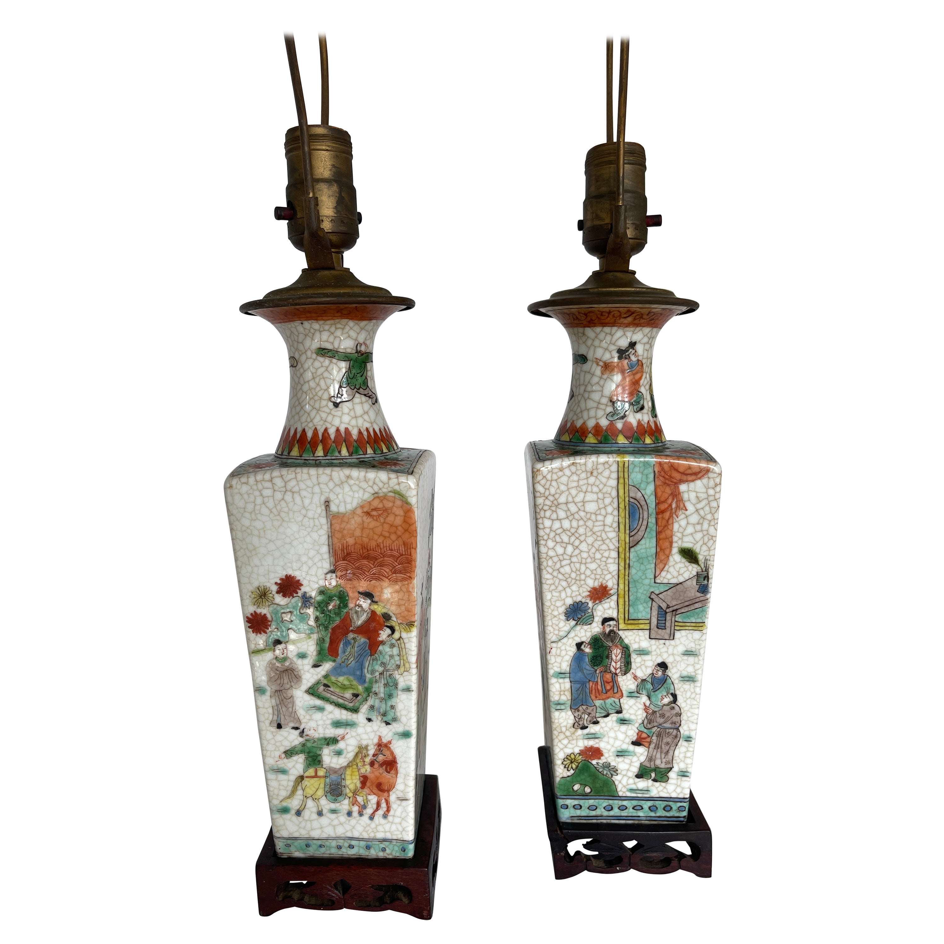 Paar chinesische Export-Krakelware-Vasenlampen aus dem 19. Jahrhundert auf geschnitzten Holzsockeln im Angebot