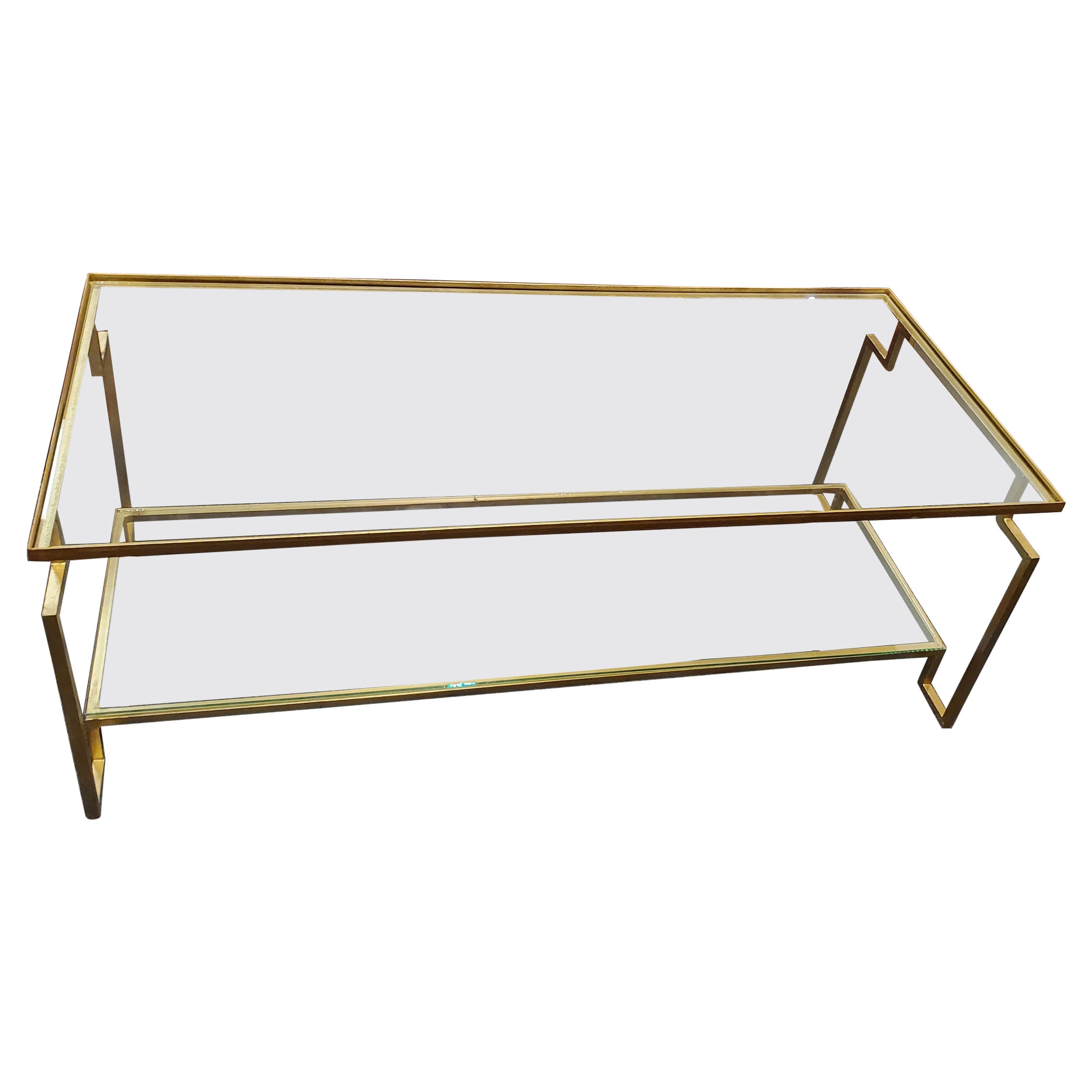 Table basse en métal doré de style post-moderne Apollo avec plateau en verre et étagère inférieure en vente