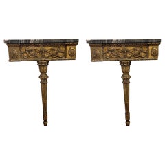 Anciennes tables d'angle continentales montées sur dorure  avec plateau en marbre noir et or