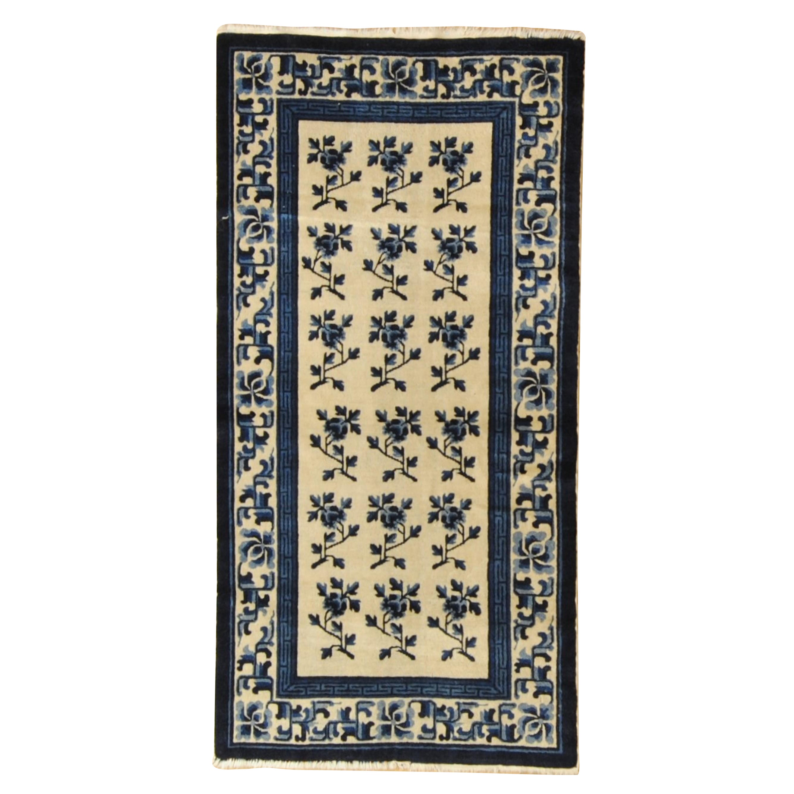 20th Century Blue and White Floreal Peking Chinese Handmade Rug, ca 1930 For Sale