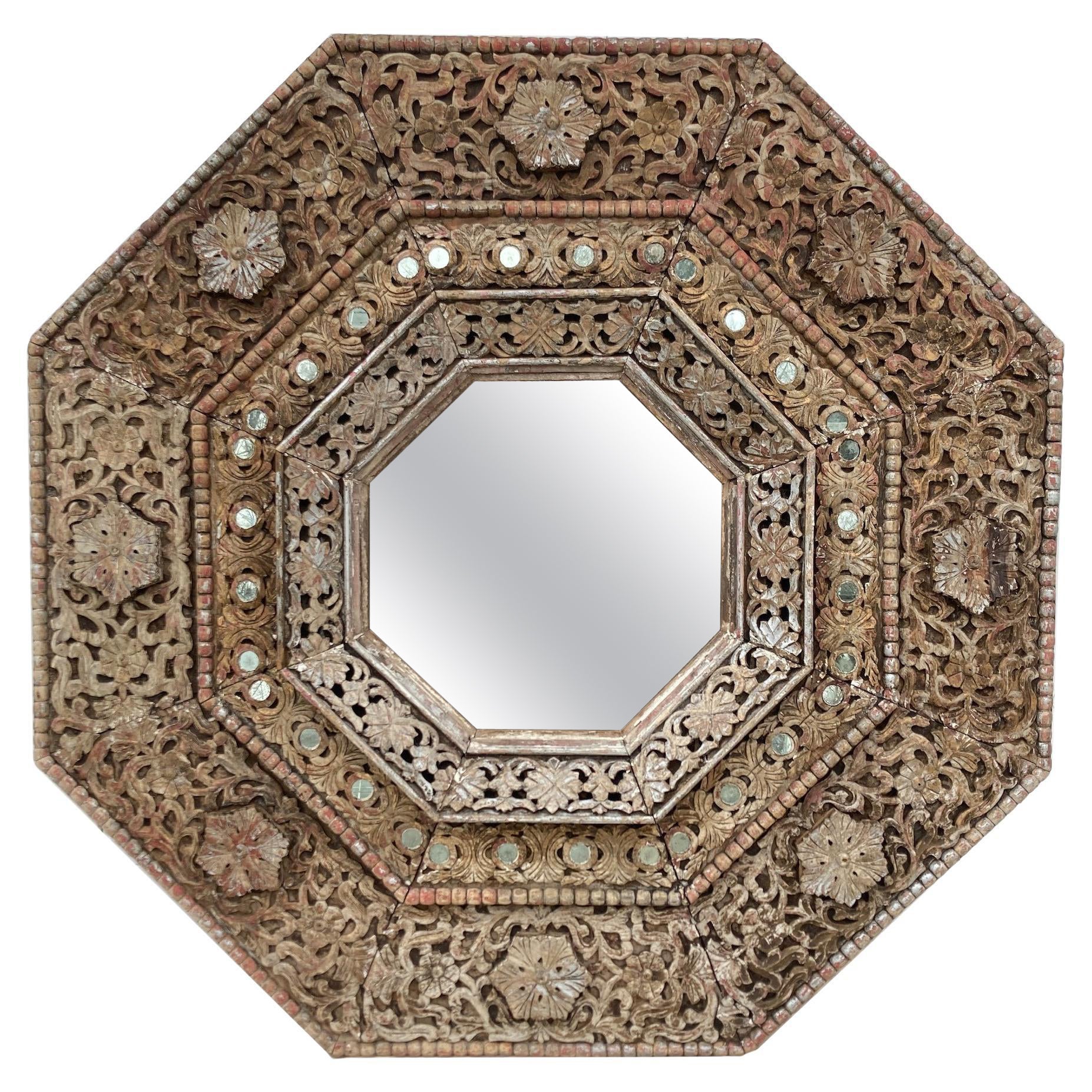 Monumental miroir octogonal indien sculpté des années 1950