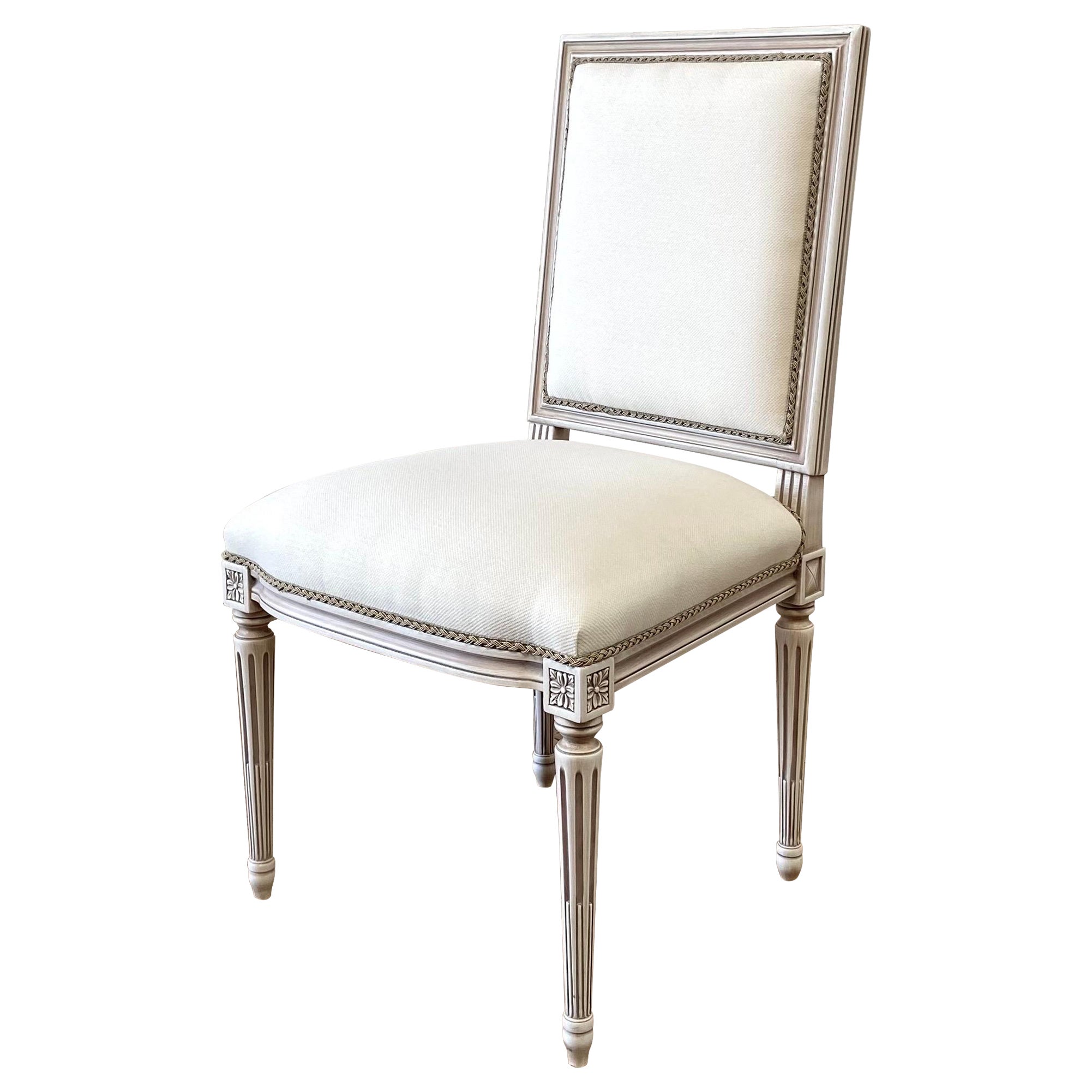 Chaise de salle à manger de style Louis XVI personnalisée en tapisserie de lin blanc mélangé