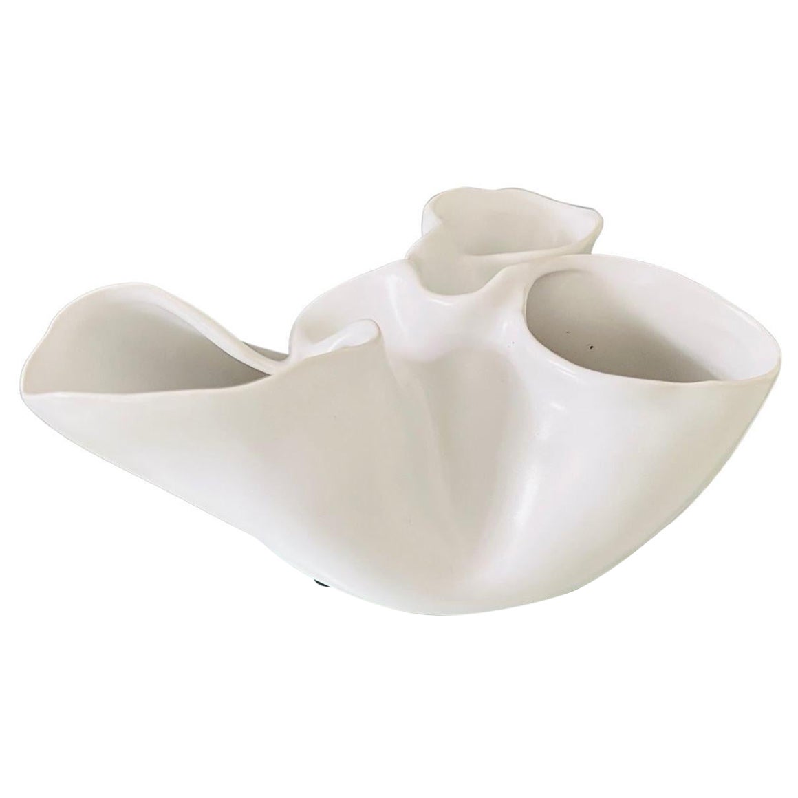Vase en céramique organique moderne en forme de cœur en glaçure blanche mate en vente