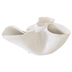 Vase en céramique organique moderne en forme de cœur en glaçure blanche mate