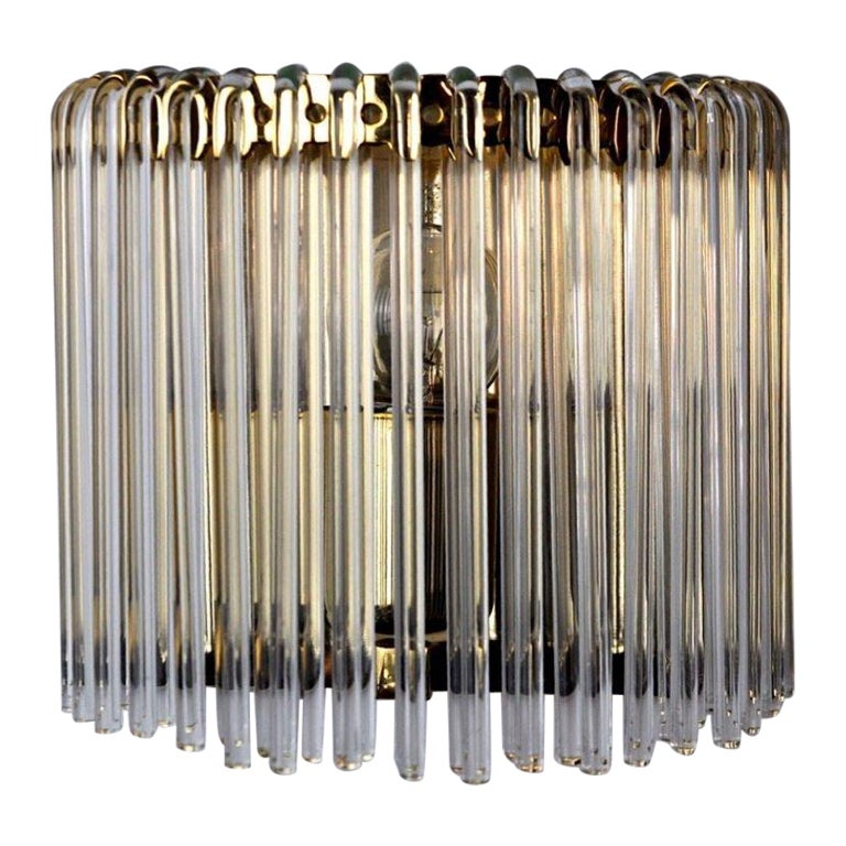 Très belle et petite lampe murale de Venini datant des années 70.verre coupé et structure en métal doré. Objet unique qui saura illuminer et apporter une véritable touche design à votre intérieur. Électricité vérifiée, marque du temps par rapport à