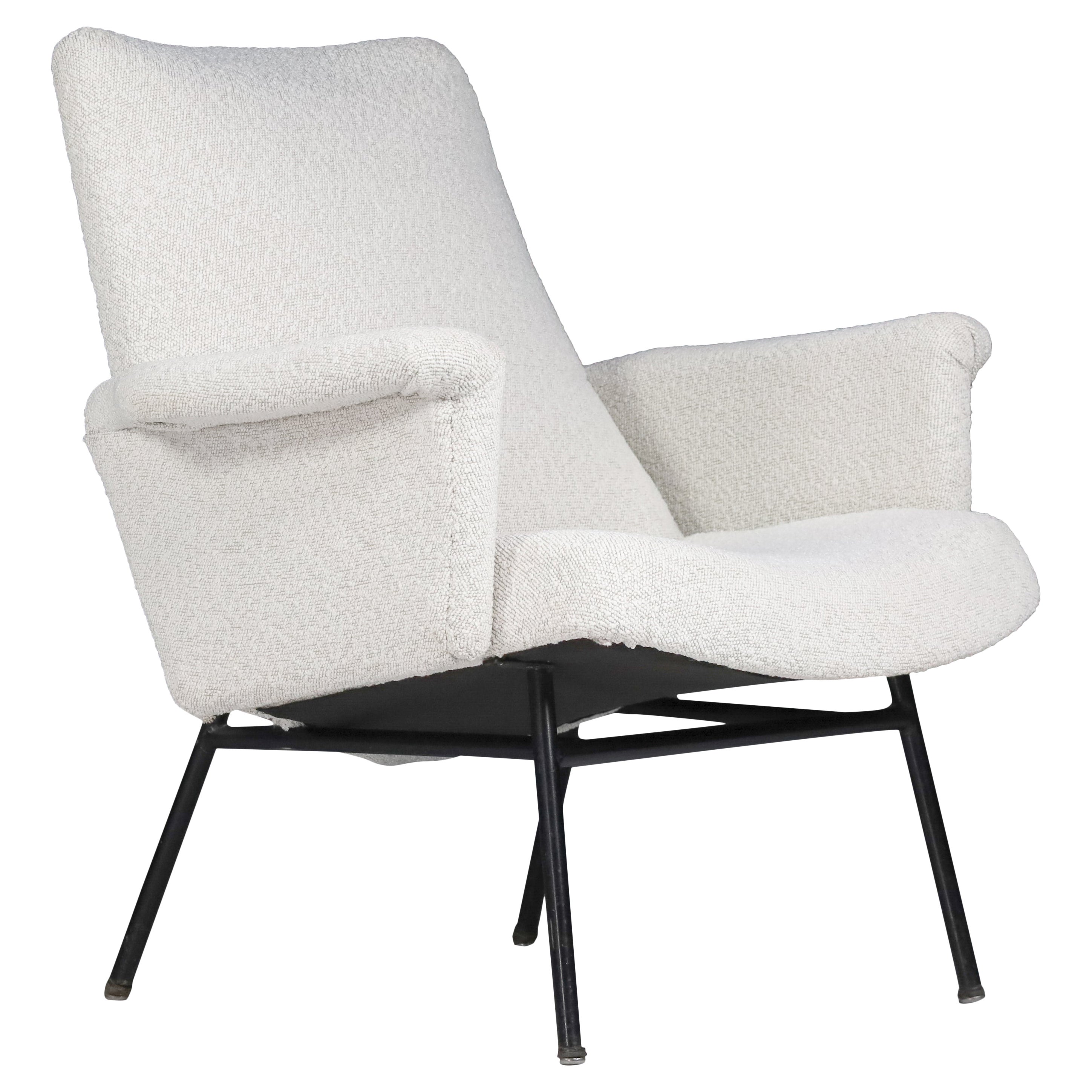 Fauteuil SK660 du milieu du XXe siècle par Pierre Guariche en tissu bouclé neuf France, 1953