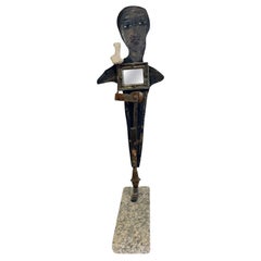 Dali en tant qu' idole, construction sculpturale avec miroir, peinture et objets trouvés