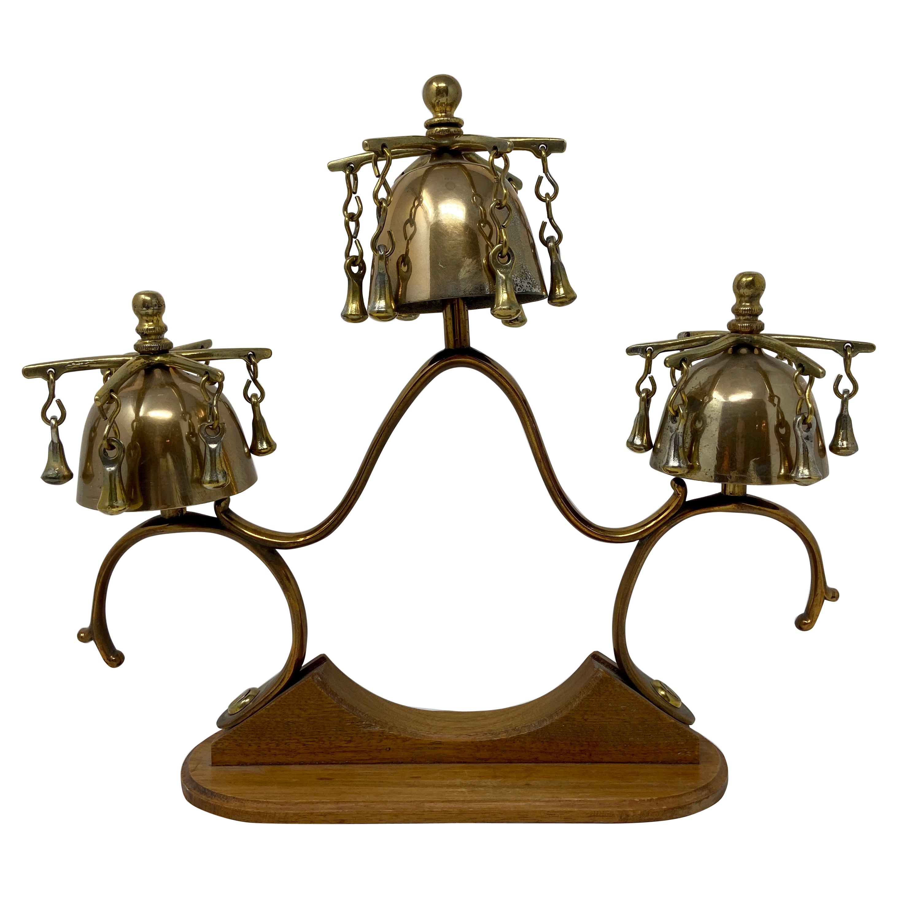 Antike Messing Pferd Hames Design Schlitten Glocken auf Stand, CIRCA 1900