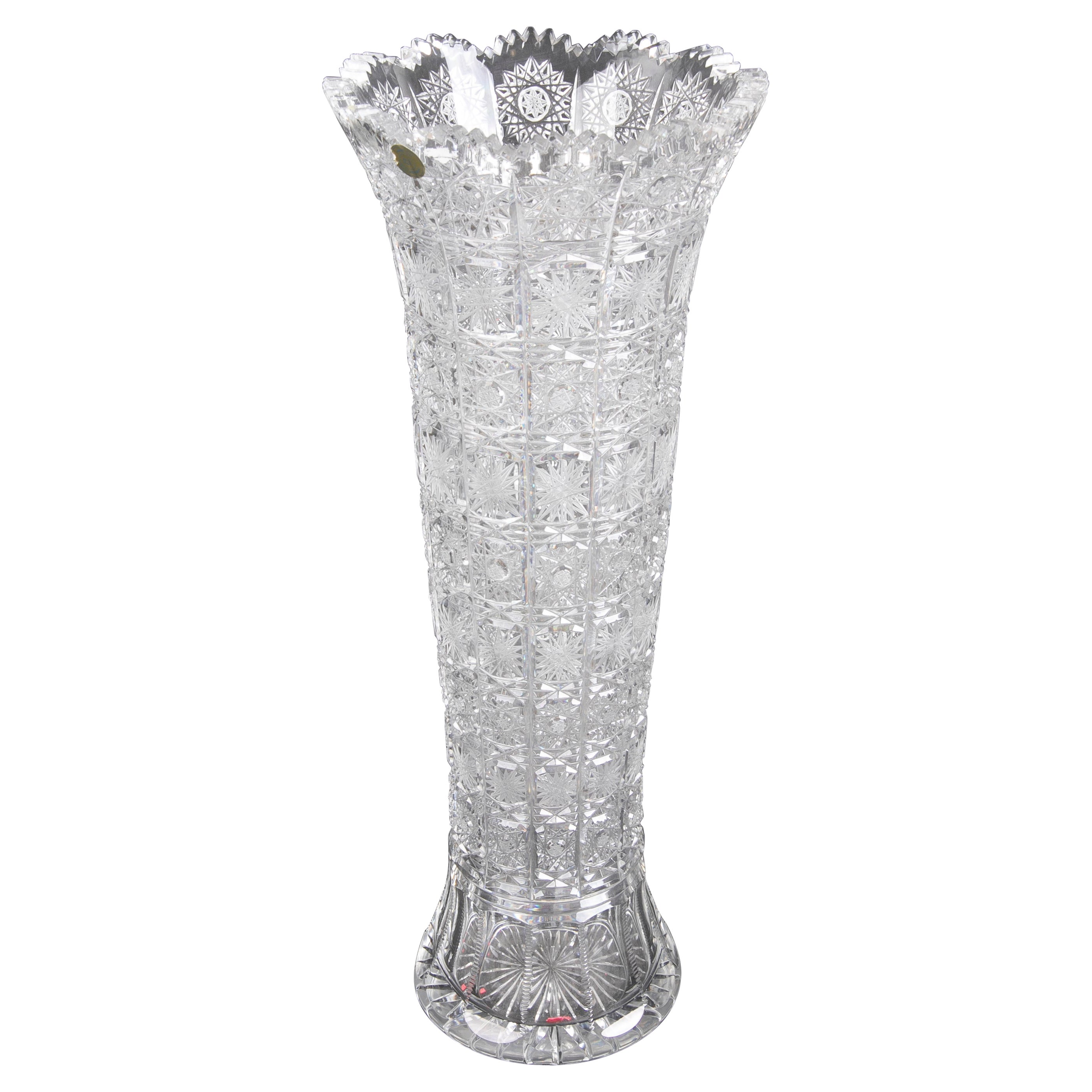 Vase en cristal de Bohème taillé à la main en vente